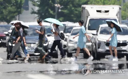폭염 속 길 건너는 시민 [연합뉴스 제공]