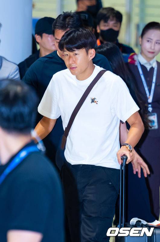 [OSEN=인천공항, 민경훈 기자] 한국 축구대표팀의 ‘캡틴’ 손흥민(LAFC)이 월드컵 탈락 후 1일 새벽 인천국제공항을 통해 귀국했다.한편, 손흥민은 지난 달 30일 월드컵 탈락 후 자신의 소셜미디어를 통해 처음으로 심경을 밝혔다. 홍명보 감독을 비롯해 김민재, 황희찬, 설영우, 이강인 등 선수 8명은 전날인 지난 달 30일 새벽 입국했다.대표팀 손흥민이 입국하고 있다. 2026.07.01 / rumi@osen.co.kr