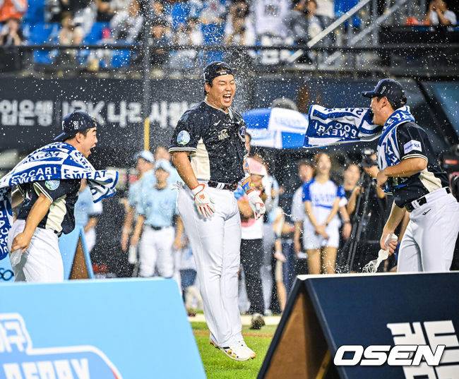 [OSEN=잠실, 민경훈 기자] 10일 서울 잠실야구장에서 ‘2026 신한 SOL KBO 올스타 프라이데이’가 열렸다.올스타 프라이데이인 오늘(10일)은 '넥스트레벨 매치'가 가장 먼저 열리고, 이어 북부리그와 남부리그가 맞붙는 퓨처스 올스타전이 펼쳐졌다. 경기 종료 후에는 팬 투표로 선정된 거포 8명이 출전하는 홈런 더비가 진행됐다.한화 강백호가 홈런더비에서 우승을 거머쥔 뒤 축하 물세례를 받고 있다. 2026.07.10 / rumi@osen.co.kr