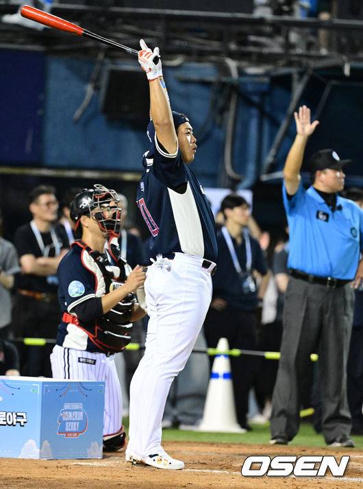 [OSEN=잠실, 최규한 기자] 10일 서울 잠실야구장에서 ‘2026 신한 SOL KBO 올스타 프라이데이’가 열렸다.올스타 프라이데이인 오늘(10일)은 '넥스트레벨 매치'가 가장 먼저 열리고, 이어 북부리그와 남부리그가 맞붙는 퓨처스 올스타전이 펼쳐졌다. 경기 종료 후에는 팬 투표로 선정된 거포 8명이 출전하는 홈런 더비가 진행됐다.홈런더비에 나선 한화 강백호가 담장을 넘기는 타구에 기뻐하고 있다. 2026.07.10 / dreamer@osen.co.kr
