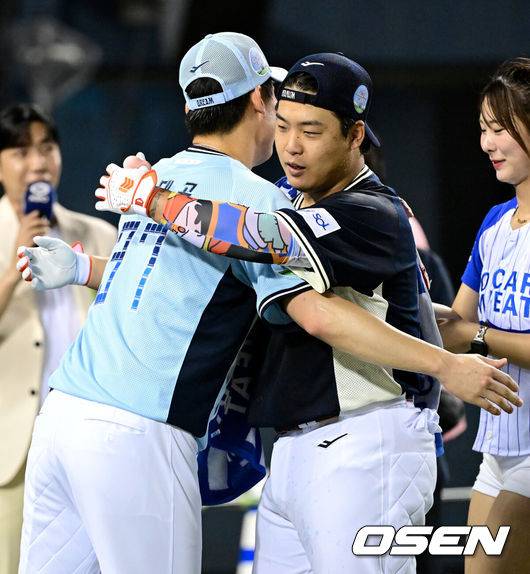 [OSEN=잠실, 최규한 기자] 10일 서울 잠실야구장에서 ‘2026 신한 SOL KBO 올스타 프라이데이’가 열렸다.올스타 프라이데이인 오늘(10일)은 '넥스트레벨 매치'가 가장 먼저 열리고, 이어 북부리그와 남부리그가 맞붙는 퓨처스 올스타전이 펼쳐졌다. 경기 종료 후에는 팬 투표로 선정된 거포 8명이 출전하는 홈런 더비가 진행됐다.홈런더비에 참가한 한화 강백호와 SSG 오태곤이 인사를 나누고 있다. 2026.07.10 / dreamer@osen.co.kr