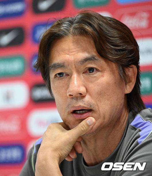 [OSEN=사포판(멕시코), 이대선 기자] 홍명보 감독이 이끄는 대한민국 축구국가대표팀이 26일(한국시각) 멕시코 과달라하라 인근 사포판의 치바스 베르데 바예에서 훈련을 진행했다.대한민국은 1승 2패(승점 3)로 조 3위에 머물렀다. 자력으로 32강에 오를 기회를 놓쳤고, 이제는 다른 조 경기 결과를 기다려야 하는 처지가 됐다.훈련에 앞서 대한민국 홍명보 감독이 인터뷰를 하고 있다. 2026.06.26 /sunday@osen.co.kr