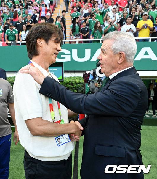 [OSEN=과달라하라(멕시코), 이대선 기자] 홍명보 감독이 이끄는 대한민국 축구대표팀은 19일 오전 10시(이하 한국시간) 멕시코 과달라하라의 에스타디오 과달라하라에서 열린 2026 국제축구연맹(FIFA) 북중미 월드컵 조별리그 A조 2차전에서 멕시코에 0-1로 패했다.이로써 한국은 1승 1패, 승점 3으로 멕시코(승점 6)에 이어 조 2위가 됐다. 체코와 남아프리카공화국이 나란히 승점 1에 머물러 있는 만큼 한국은 남아공과 최종전에서 무승부만 거둬도 조 2위를 확보할 수 있다.경기에 앞서 대한민국 홍명보 감독과 멕시코 하비에르 아기레 감독이 인사를 하고 있다. 2026.06.19 /sunday@osen.co.kr