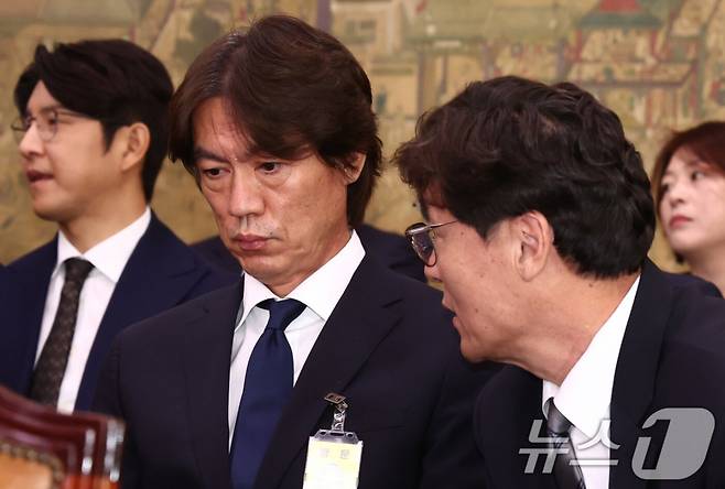 홍명보(왼쪽에서 두 번째) 전 감독과 이임생 전 대한축구협회 기술위원장. /사진=뉴스1