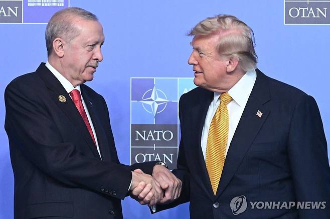 8일(현지시간) 나토 정상회의 행사장에서 악수하는 에르도안과 트럼프 [AFP 연합뉴스. 재판매 및 DB 금지]