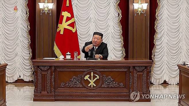 당중앙군사위 확대회의 지도하는 김정은 (서울=연합뉴스) 김정은 북한 국무위원장이 지난 9일 노동당 중앙군사위원회 제9기 제1차 확대회의를 지도하고 '군사 대책' 명령서 7건에 친필 서명했다고 조선중앙TV가 10일 보도했다. [조선중앙TV 화면] 2026.7.10 
    [국내에서만 사용가능. 재배포 금지. For Use Only in the Republic of Korea. No Redistribution] nkphoto@yna.co.kr