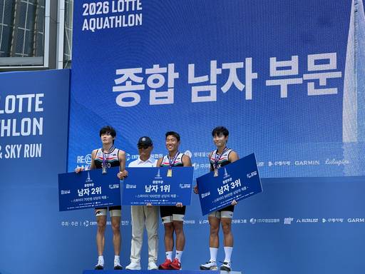 12일 서울 송파구에서 열린 '롯데아쿠아슬론2026'에서 종합남자부문 시상식이 진행되고 있다. 왼쪽부터 서광재(서울시청,2위), 맹호승 대한철인3종협회장, 김완혁(서울시청,1위), 박광준(서울시청,3위)./김수정 기자