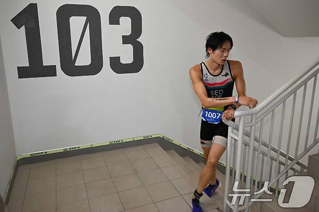 12일 오전 서울 송파구 석촌호수와 롯데월드타워 일원에서 열린 '2026 롯데 아쿠아슬론'에서 참가자가 123층 결승선을 향하고 있다.(공동취재) 2026.7.12 ⓒ 뉴스1 구윤성 기자