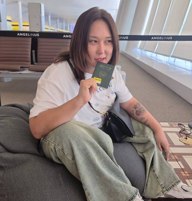 TV personality Pungja recently shared an update on her successful weight loss journey via social media, revealing a slimmer face and a more defined jawline. Pungja confessed to the side effects she experienced while using Wegovy and Saxenda in the past and revealed that she is now losing weight healthily through a protein-rich diet rather than exercise.In photos taken at the airport, Pungja surprised fans with a face that appeared much smaller than before and a completely different vibe. Fans are marveling at her transformation and sending messages of support.Pungja personally announced on her YouTube channel that she has lost a total of 33 kg. Referring to her past struggles with daily life due to the side effects of medication-based dieting, she emphasized that consistent dietary control is more effective for weight loss than excessive reliance on drugs.Currently, after reaching her target weight, Pungja is planning a body profile photoshoot and a bikini challenge. She continues to maintain a strict diet, demonstrating her determination to succeed in her weight loss journey.