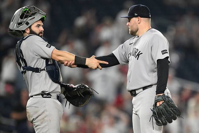 New York Yankees' catcher Austin Wells, left, and relief pitcher David Bednar, right, celebrate after a baseball game against the Washington Nationals, Friday, July 10, 2026, in Washington. (AP Photo/Nick Wass)

<저작권자(c) 연합뉴스, 무단 전재-재배포, AI 학습 및 활용 금지>