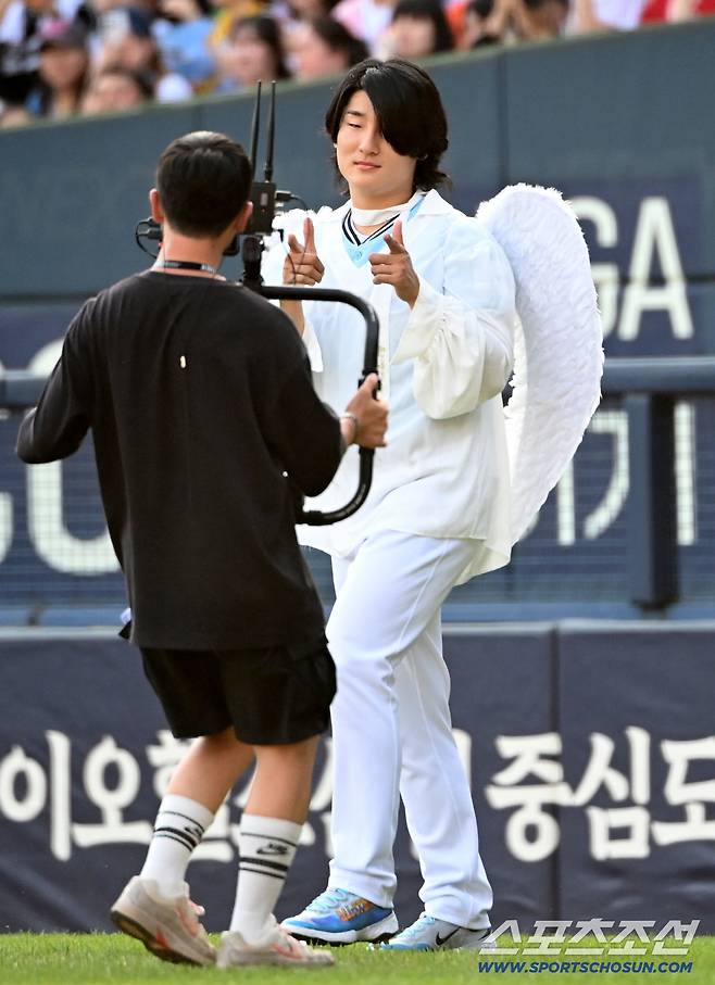 11일 잠실야구장에서 열린 2026 KBO 올스타전. 곽빈이 퍼포먼스와 함께 마운드에 오르고 있다. 잠실=허상욱 기자wook@sportschosun.com/2026.07.11/