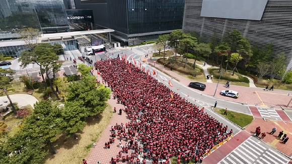 삼성바이오로직스 상생 노동조합이 지난달 인천 연수구 송도 거리에서 집회를 열고 있다. [사진=삼성바이오로직스 상생노조]