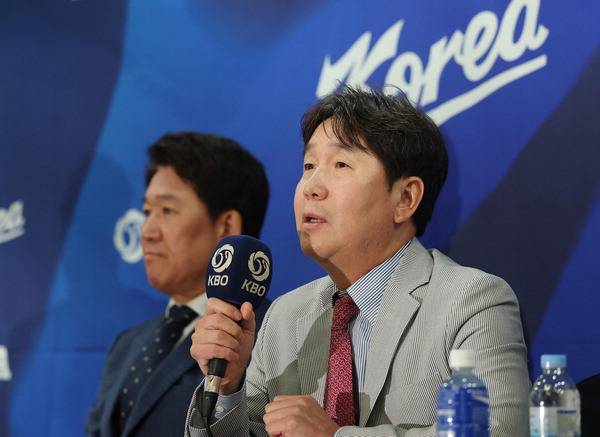 류지현(오른쪽) 한국 야구대표팀 감독이 지난 6월 열린 아시안게임 관련 기자회견에서 질문에 답하고 있다. 연합뉴스