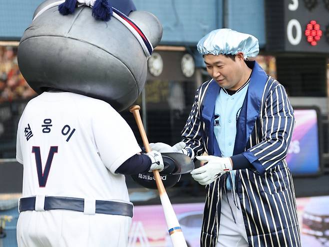 두산 베어스의 양의지가 2회말 퍼포먼스를 선보이고 있다. 뉴시스