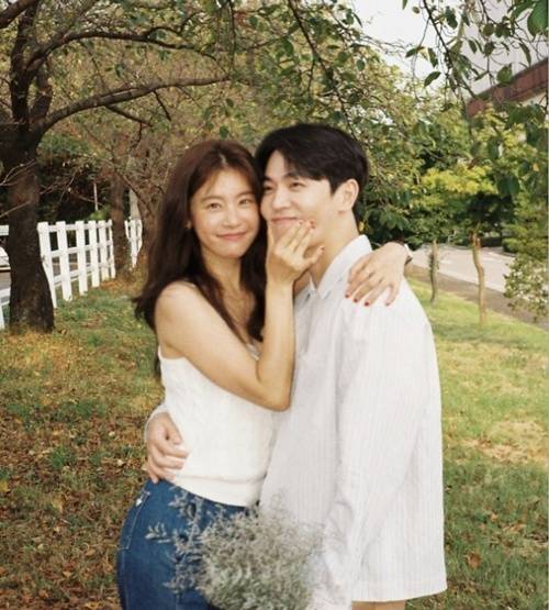 배우 소진이 드라마 ‘김부장’에서 활약 중인 남편 이동하를 향한 애정 어린 응원을 전했다. 사진=SNS