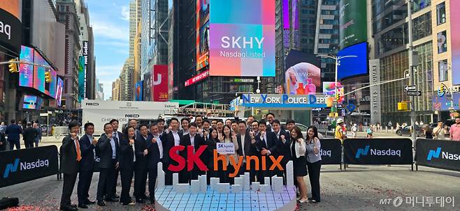 SK하이닉스 임직원들이 10일(현지시간) 미국 뉴욕 맨해튼의 나스닥 마켓사이트 앞에서 SK하이닉스의 미국주식예탁증서(ADR) 나스닥 상장 축하하면서 기념사진을 촬영하고 있다. /사진=심재현 특파원