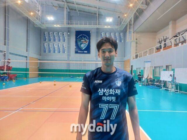삼성화재 베테랑 아웃사이드 히터 송명근은 부상으로 인한 수술로 2025-26시즌 단 한 경기에도 뛰지 못했다. 그는 최근 다시 배구공을 손에 잡고 재활 마무리 단계에 들어갔다./류한준 기자
