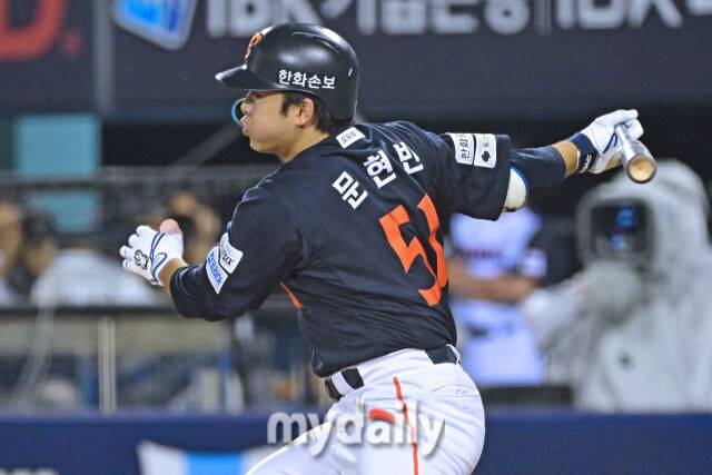 3일 서울 잠실야구장에서 열린 '2026 신한 SOL KBO리그' 한화 이글스와 LG 트윈스 경기. 한화 문현빈이 8회초 1사 1루에 안타를 치고 있다./마이데일리