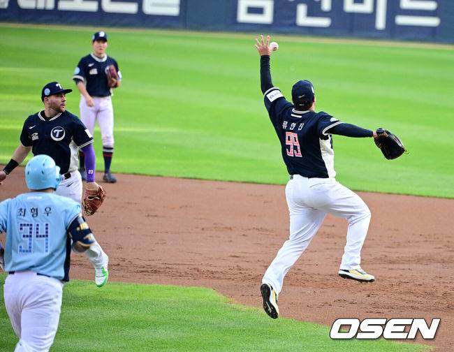 [OSEN=잠실, 지형준 기자] 11일 서울 잠실야구장에서 ‘2026 신한 SOL KBO 올스타전’이 진행됐다.1982년 개장 이후 마지막 잠실 올스타전에서 양의지, 류현진 등 베테랑들의 기록 도전과 27명의 첫 올스타 출전 신예들이 맞붙는 가운데, 나눔의 5연승과 드림의 7년 만의 승리 여부가 관심을 모은다.2회 한화 류현진이 삼성 최형우의 1루 땅볼에 오스틴의 송구를 놓치고 있다. 2026.07.11 / jpnews@osen.co.kr