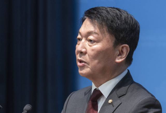 ▲국민의힘 안철수 의원이 12일 국회에서 무소속 한동훈 의원의 국민의힘 복당 반대 기자회견을 하고 있다. ⓒ연합뉴스