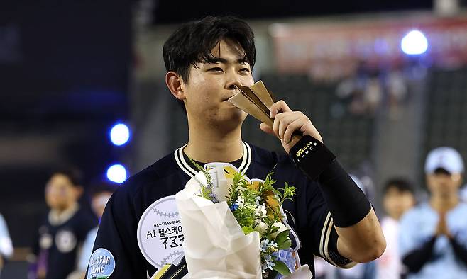 한화의 허인서가 11일 서울 잠실구장에서 열린 2026 KBO 올스타전에서 MVP를 수상한 뒤 트로피에 입맞춤을 하며 기쁨을 만끽하고 있다. 연합뉴스
