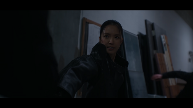 In Episode 6 of the SBS Friday-Saturday drama Director Kim, which aired on the 11th, Director Kim—who had transformed into a monster to save his daughter Min-ji—thwarted Joo Kang-chans plot and was finally reunited with his daughter. In a standoff where he was holding the Deputy Minister of Security hostage, Director Kim immediately dropped his aggressive stance the moment he spotted his daughter Min-ji, offering her warm comfort—a moment that deeply moved viewers.In the drama, Ju Kang-chan attempted to kidnap Min-ji and fabricate evidence to cover up his daughter Hye-ris crimes, but thanks to the intervention of the Special Missions Bureau and the help of allies like Seong Han-su and Park Jin-cheol, Min-ji was able to escape. In the process, Min-ji was thrown into confusion upon learning the shocking truth that her father, Director Kim—whom she had believed to be an ordinary office worker—was actually a former North Korean spy.Having broken through the encirclement thanks to the meticulous operation orchestrated by Seong Han-su and Park Jin-cheol, Min-ji finally came face-to-face with her father, Manager Kim. Manager Kim reassured his daughter with the simple words, Min-ji, Dads here. Lets go home now, bringing the tense struggle to its climax.All eyes are now on whether Director Kim—who has fought with the sole determination to protect his daughter against a national conspiracy and ruthless villains—will be able to completely escape the National Security Bureaus encirclement and return to his normal life. Anticipation is building for the next episode to see how his bitter feud with Joo Sang-wook will come to an end.