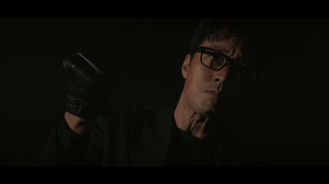 In Episode 6 of the SBS Friday-Saturday drama Director Kim, which aired on the 11th, Director Kim—who had transformed into a monster to save his daughter Min-ji—thwarted Joo Kang-chans plot and was finally reunited with his daughter. In a standoff where he was holding the Deputy Minister of Security hostage, Director Kim immediately dropped his aggressive stance the moment he spotted his daughter Min-ji, offering her warm comfort—a moment that deeply moved viewers.In the drama, Ju Kang-chan attempted to kidnap Min-ji and fabricate evidence to cover up his daughter Hye-ris crimes, but thanks to the intervention of the Special Missions Bureau and the help of allies like Seong Han-su and Park Jin-cheol, Min-ji was able to escape. In the process, Min-ji was thrown into confusion upon learning the shocking truth that her father, Director Kim—whom she had believed to be an ordinary office worker—was actually a former North Korean spy.Having broken through the encirclement thanks to the meticulous operation orchestrated by Seong Han-su and Park Jin-cheol, Min-ji finally came face-to-face with her father, Manager Kim. Manager Kim reassured his daughter with the simple words, Min-ji, Dads here. Lets go home now, bringing the tense struggle to its climax.All eyes are now on whether Director Kim—who has fought with the sole determination to protect his daughter against a national conspiracy and ruthless villains—will be able to completely escape the National Security Bureaus encirclement and return to his normal life. Anticipation is building for the next episode to see how his bitter feud with Joo Sang-wook will come to an end.