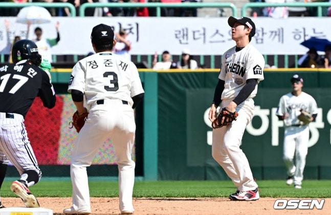 실책 후 아쉬워하는 박성한(오른쪽).