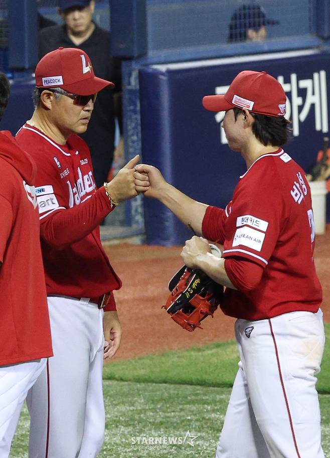 SSG 랜더스 박성한(오른쪽)이 지난 7일 두산 베어스와 2026 신한 SOL KBO리그 방문경기에서 승리한 뒤 이숭용 감독과 하이파이브를 하고 있다. /사진=김진경 대기자