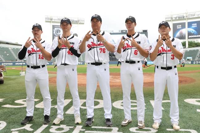퓨처스 올스타전에 참가한 울산 웨일즈 알렉스 홀(왼쪽부터), 나가 타이세이, 장원진 감독, 노강민, 김서원이 기념 촬영을 하고 있다. /사진=울산 웨일즈 제공