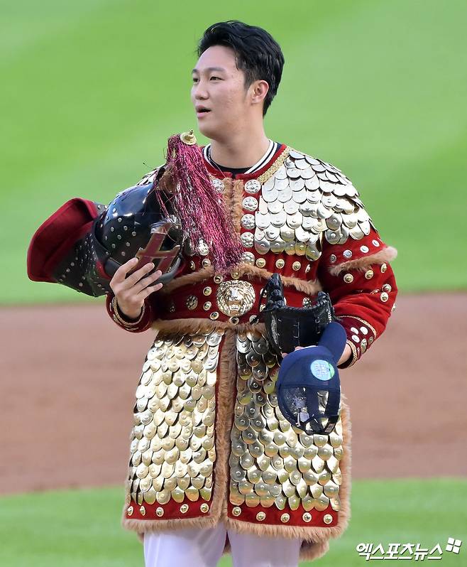 11일 오후 서울 송파구 잠실야구장에서 열린 '2026 신한 SOL KBO 올스타전' 경기, 3회 나눔올스타 안우진이 퍼포먼스를 선보이고 있다. 잠실, 김한준·박지영 기자