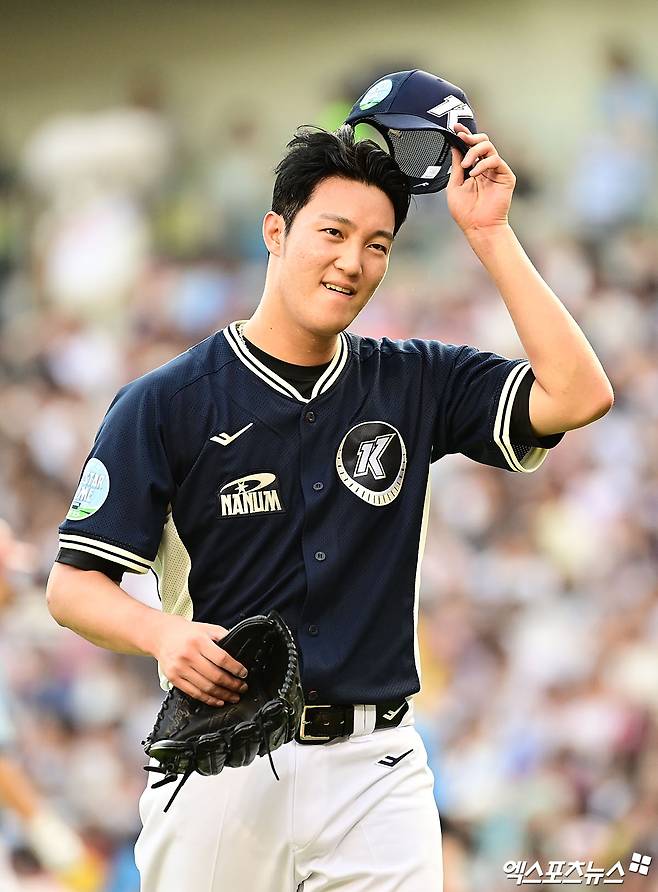 11일 오후 서울 송파구 잠실야구장에서 열린 '2026 신한 SOL KBO 올스타전' 팀 나눔과 팀 드림의 경기, 3회말 종료 후 나눔 안우진이 더그아웃으로 향하고 있다. 잠실, 김한준·박지영 기자