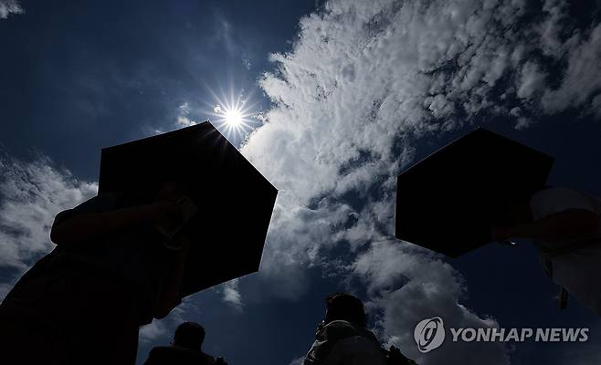 비구름 걷히자 뙤약볕 동대구역 광장에서 한 시민이 양산을 쓰고 이동하고 있다. [연합뉴스 자료사진]
