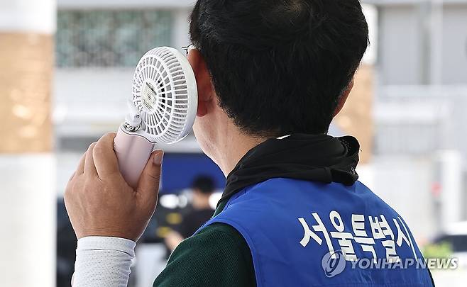 '소서' 본격 더위 시작 (서울=연합뉴스) 김인철 기자 = 본격적인 더위가 시작한다는 절기상 소서(小暑)인 7일 서울 종로구 광화문광장에서 한 서울시 관계자가 휴대용 선풍기로 더위를 식히고 있다. 2026.7.7 yatoya@yna.co.kr