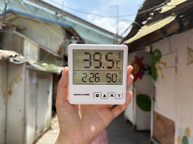 일요일인 12일 영등포역 인근 쪽방촌서 39.5도로 치솟은 낮 기온 [촬영 김채린]
