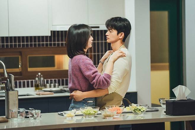 서인국과 박지현이 신혼부부 같은 달콤한 집 데이트를 펼친다./사진제공=tvN