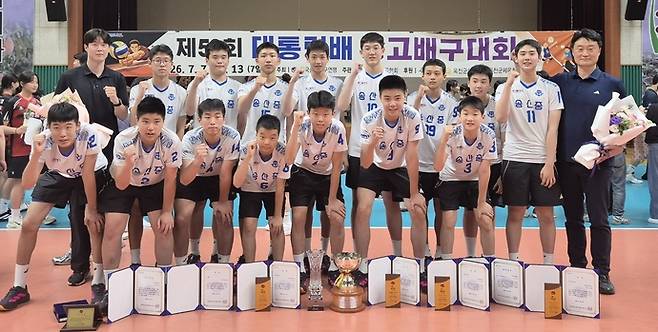 제59회 대통령배 전국중고배구대회 남자중등부서 13년 만에 정상을 탈환한 송산중 선수단이 시상식후 기념촬영을 하고 있다. 사진=송산중학교