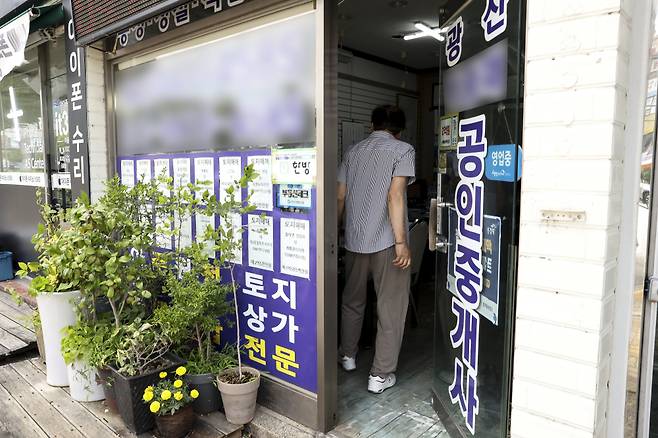 정부가 '3대 메가 프로젝트' 중 호남권 반도체 클러스터 조성 사업과 관련해 광주 군 공항 부지에 산단을 조성하기로 결정한 가운데 12일 전남광주 광산구의 한 부동산으로 시민이 출입하고 있다. 고성준 기자 joonko1@(이투데이DB)