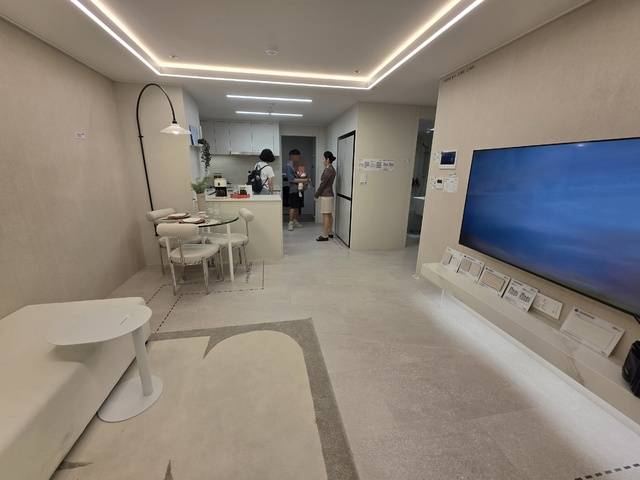 역곡지구 하우스토리 견본주택 전용 55㎡ B 타입 거실-주방을 한 신혼부부 방문객이 살펴보고 있다. (사진=박유진 기자)