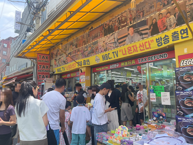 ▲12일 정오께 서울 종로구 창신동 완구거리 내 완구상점에서 고객들이 촉감놀이 제품들을 구경하고 있다. 사진=조하니 기자