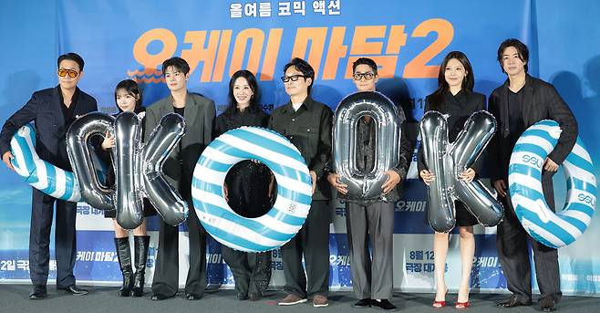 배우 박성웅(왼쪽부터)과 박진주, 려운, 엄정화, 이철하 감독, 배정남, 최수영, 이상윤이 13일 오전 서울 용산CGV에서 열린 영화 '오케이 마담2' 제작보고회에서 포즈를 취하고 있다.(사진=뉴스1)