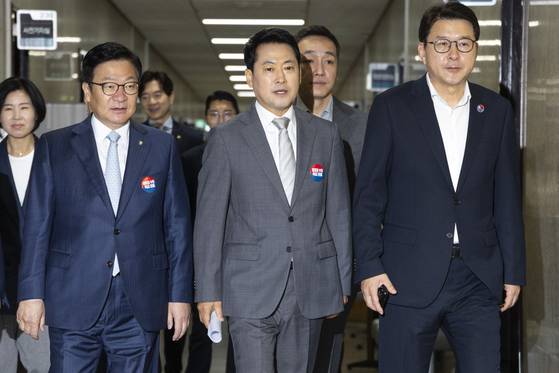 국민의힘 장동혁 대표(가운데)와 정점식 원내대표(왼쪽), 신동욱 수석최고위원이 오늘(13일) 오전 국회에서 열린 최고위원회의에 입장하고 있다.