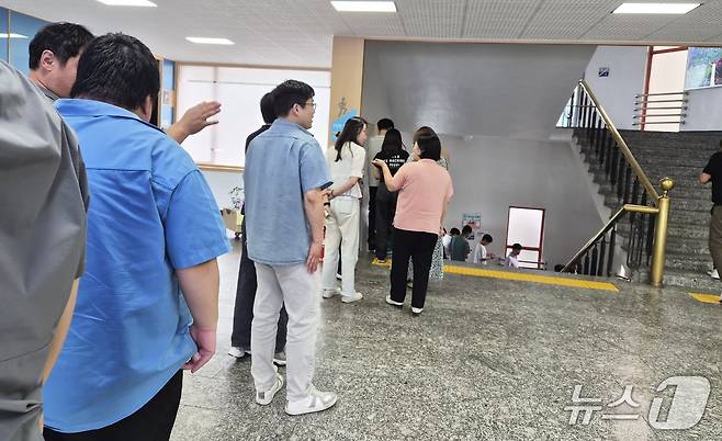 오전 11시 55분쯤 청사 내 지하 1층 구내식당은 공무원들이 몰려들었다. 2026.7.13 ⓒ 뉴스1 손도언 기자