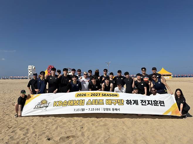 하계 전지훈련에서 비치발리볼로 이색 훈련을 한 KB손해보험 선수단(KB손해보험 제공)
