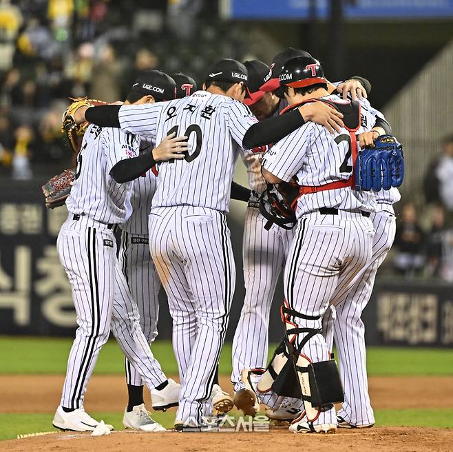 LG 선수들이 21일 잠실구장에서 열린 2026 KBO리그 한화와 경기에서 한화에 6-5로 승리한 뒤 함께 세리머니를 하고 있다. 잠실 | 박진업 기자 upandup@sportsseoul.com