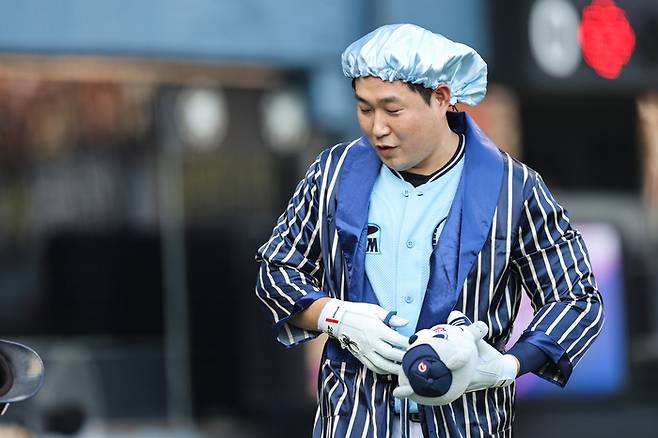 두산 양의지가 11일 서울 잠실구장에서 열린 2026 KBO리그 올스타전에서 파자마 차림으로 ‘갑자기’ 등장 퍼포먼스를 선보이고 있다. 사진 | 두산 베어스