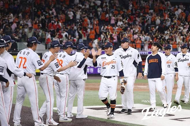 한화 선수단이 10일 대전 한화생명 볼파크에서 열린 2026 KBO리그 KIA전 승리 후 하이파이브를 하고 있다. 사진 | 한화 이글스