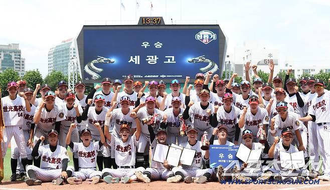 12일 서울 목동구장에서 열린 제81회 청룡기고교야구선수권대회 겸 주말리그 왕중왕전 결승전. 세광고가 우승을 차지했다. 청룡기 고교야구 우승을 달성한 세광고 선수들. 목동=송정헌 기자songs@sportschosun.com/2026.07.12/