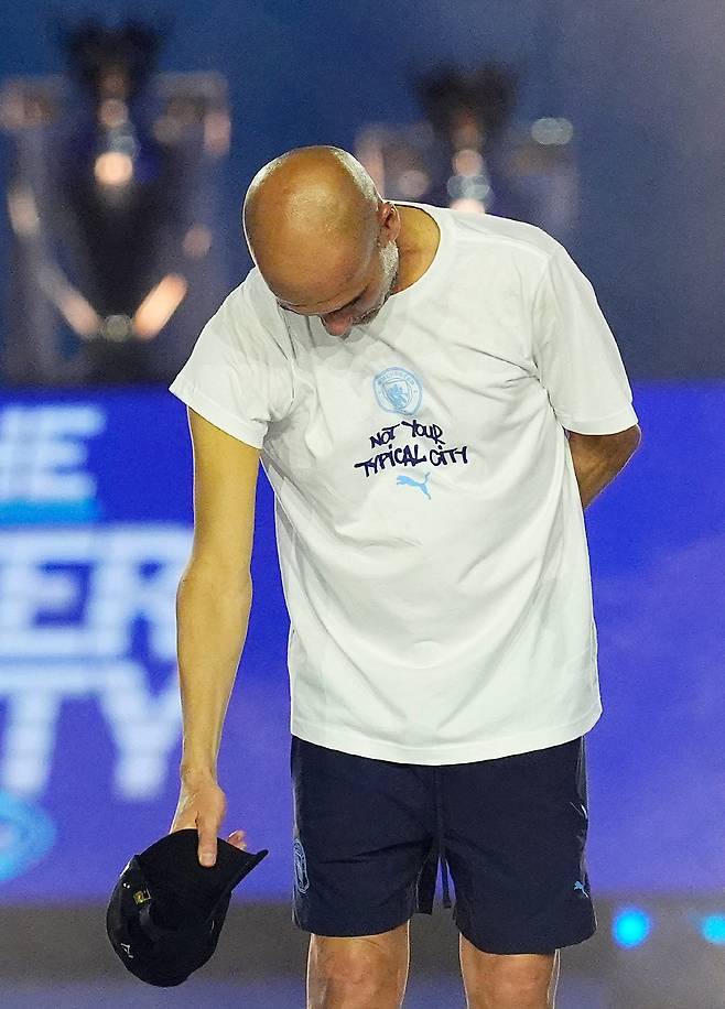 Manchester City manager Pep Guardiola  bows to the crowd during a stage event following a parade to celebrate the achievements of the Manchester City men's and women's teams this season in Manchester, England, Monday, May 25, 2026. (Nick Potts/PA via AP) UNITED KINGDOM OUT; NO SALES; NO ARCHIVE; PHOTOGRAPH MAY NOT BE STORED OR USED FOR MORE THAN 14 DAYS AFTER THE DAY OF TRANSMISSION; MANDATORY CREDIT  <저작권자(c) 연합뉴스, 무단 전재-재배포, AI 학습 및 활용 금지>