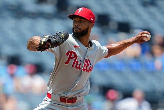 Jul 6, 2026; Kansas City, Missouri, USA; Philadelphia Phillies pitcher Cristopher Sanchez (61) pitches during the first inning against the Kansas City Royals at Kauffman Stadium. Mandatory Credit: Jay Biggerstaff-Imagn Images        <저작권자(c) 연합뉴스, 무단 전재-재배포, AI 학습 및 활용 금지>